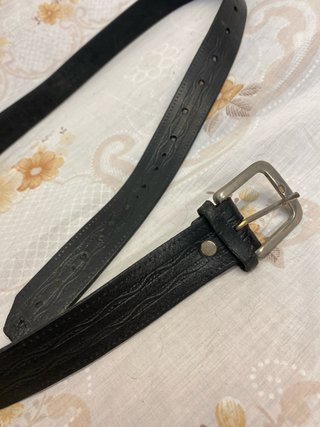 Cinturón negro con hebilla plateada