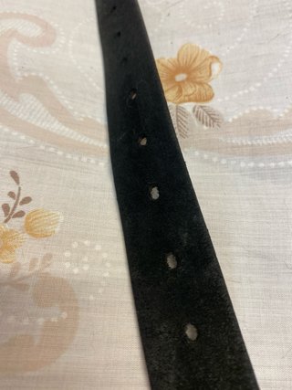 Cinturón negro con hebilla plateada