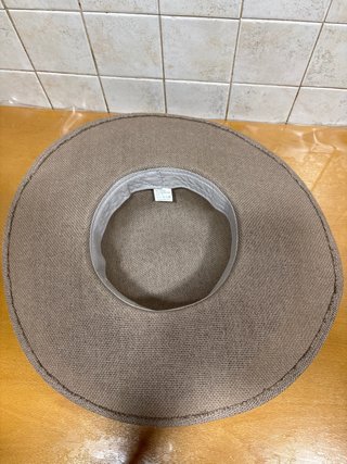 Sombrero de ala ancha beige y negro