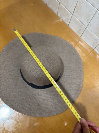 Sombrero de ala ancha beige y negro