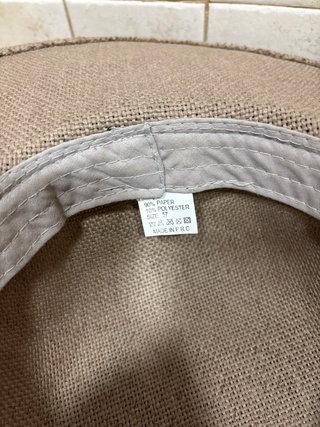 Sombrero de ala ancha beige y negro