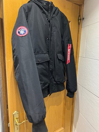 Chaqueta negra con capucha