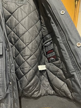 Chaqueta negra con capucha