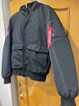 Chaqueta negra con capucha