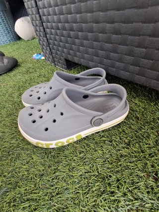 Crocs Talla 32/33 Gris