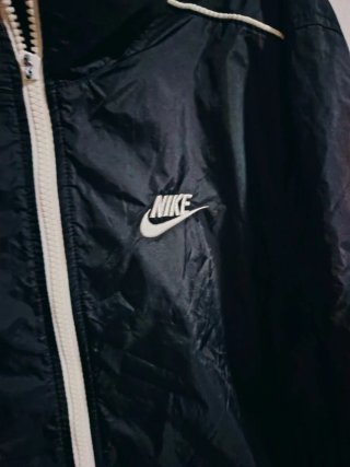 Chaqueta Nike Negra con Ribete Blanco