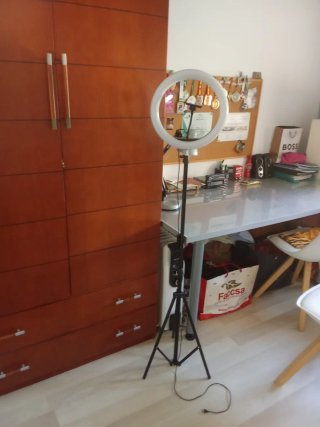 Mesa estudio  + TV DVD+ Set Iluminación y Lámpara