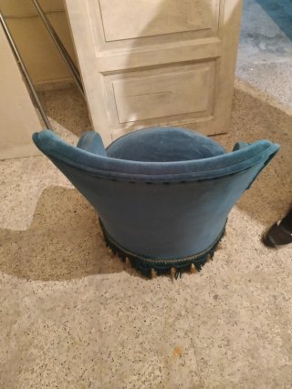 Sillón azul y marrón de tela y madera
