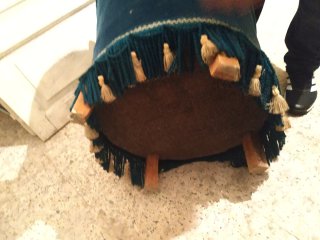 Sillón azul y marrón de tela y madera