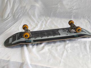 Skate Negro con Ruedas Amarillas