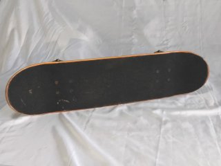 Skate Negro con Ruedas Amarillas