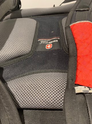 Mochila Swissgear Negra y Roja