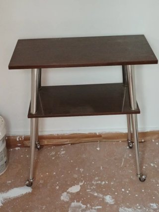 Mesa auxiliar vintage con ruedas
