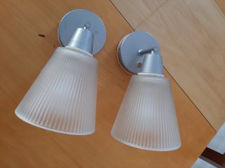 Conjunto lámparas de pared en cristal y metal.