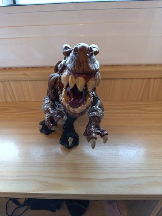 Dinosaurio de juguete con pantalones