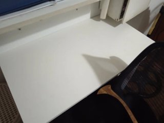 Scrivania bianca con cassetto e sedia ergonomica