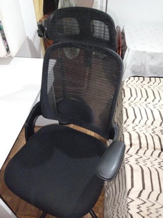 Scrivania bianca con cassetto e sedia ergonomica