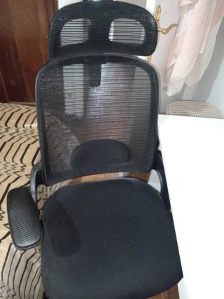 Scrivania bianca con cassetto e sedia ergonomica