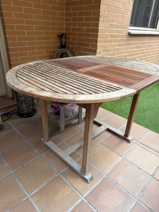 Mesa redonda extensible de madera.