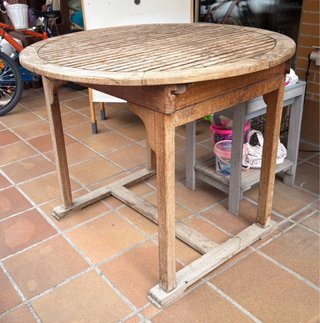 Mesa redonda extensible de madera.