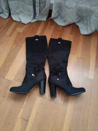 Botas altas negras con tachuelas