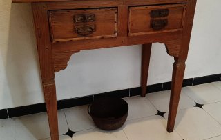 Mesa antigua rústica de madera