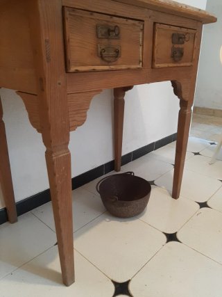 Mesa antigua rústica de madera