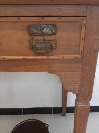 Mesa antigua rústica de madera