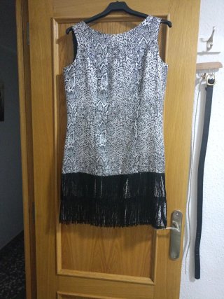 Vestido fiesta plata y negro con flecos