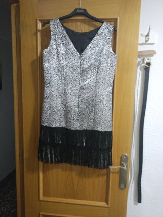 Vestido fiesta plata y negro con flecos