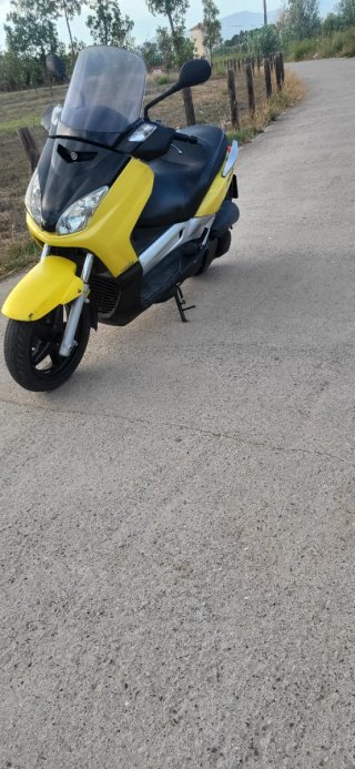 Yamaha Xmax Maxi Scooter Amarilla
