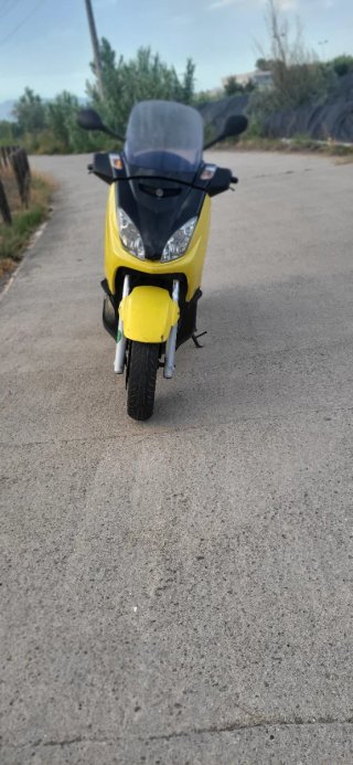 Yamaha Xmax Maxi Scooter Amarilla
