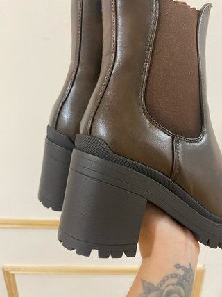 Botines marrones con tacón y suela track