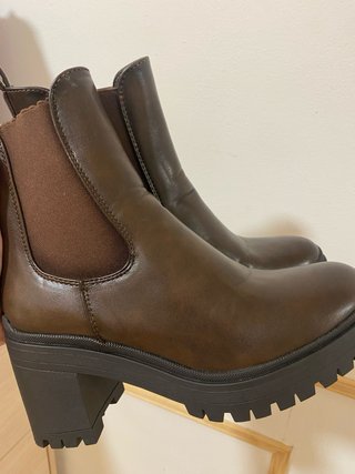 Botines marrones con tacón y suela track