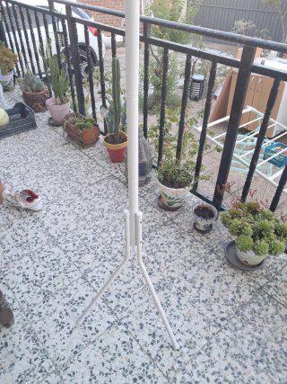 Perchero de pie blanco