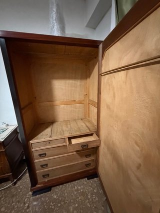 Armario antiguo de madera con espejo