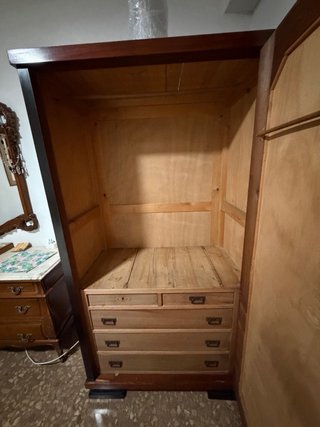 Armario antiguo de madera con espejo