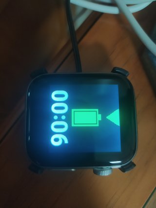 Smartwatch con correa blanca y cargador