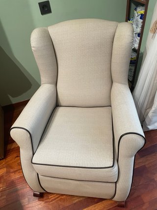 Sillón mecedora beige tela