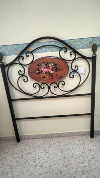 Cabecero de forja negro con detalle floral