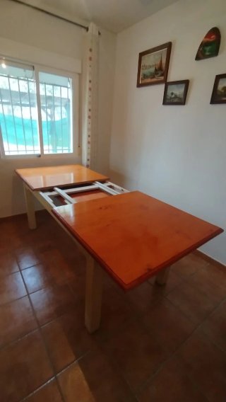 Mesa de comedor de madera beige y marrón
