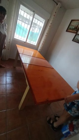 Mesa de comedor de madera beige y marrón