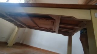 Mesa de comedor de madera beige y marrón