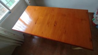 Mesa de comedor de madera beige y marrón