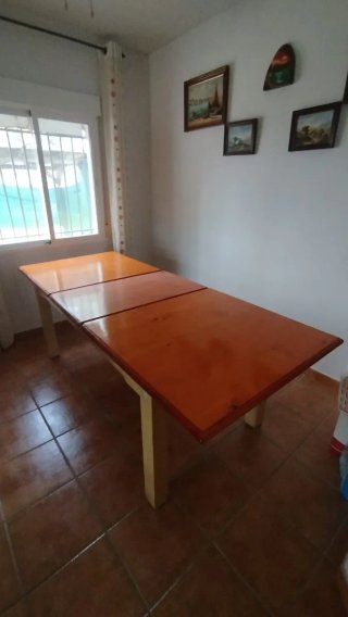 Mesa de comedor de madera beige y marrón