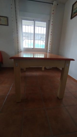 Mesa de comedor de madera beige y marrón