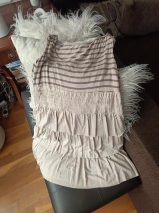 Vestido elástico con volantes beige