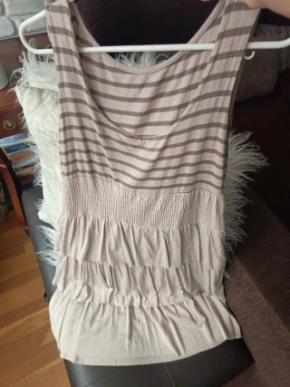 Vestido elástico con volantes beige