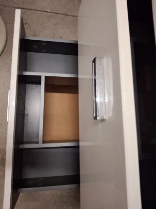 Lavabo y mueble de baño color blanco.