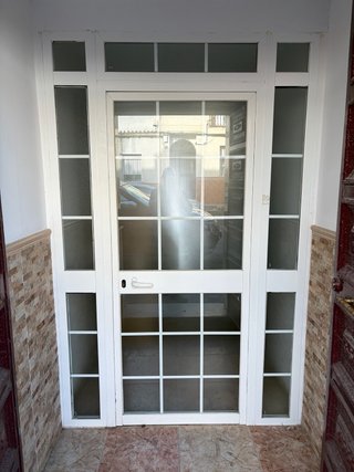 Portón de aluminio con cristal